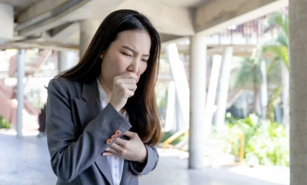 Tosse persistente e catarro? Ecco come riconoscere se è colpa del fumo crostionato