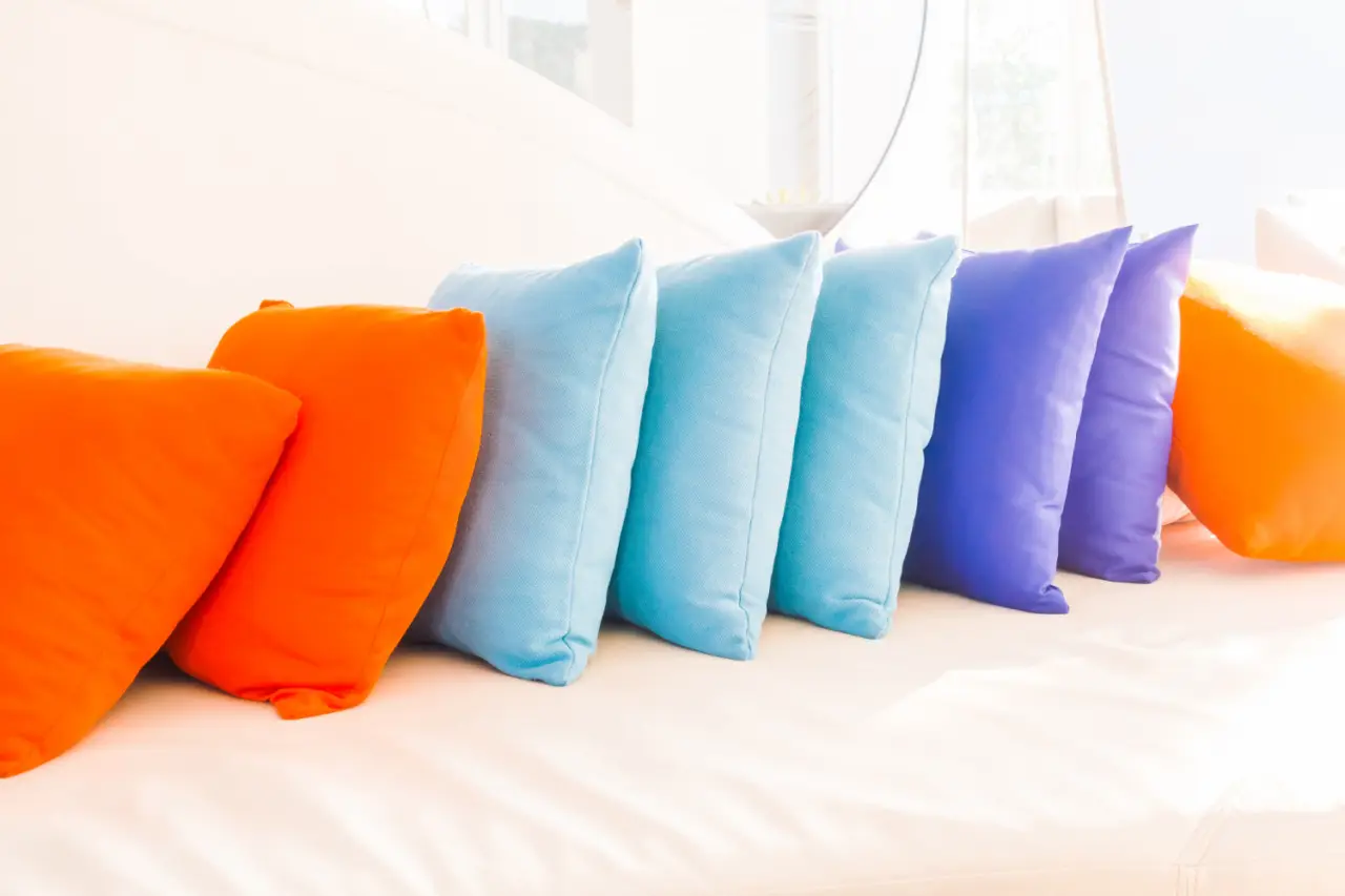 L’errore che fai asciugando i cuscini e li rende piatti: ecco il trucco per gonfiarli